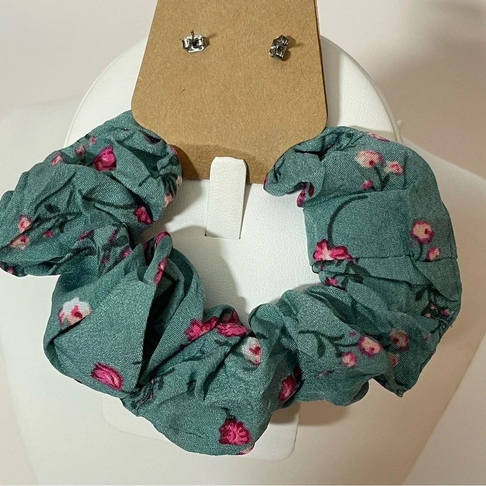 Handmade Pink Earrings and Floral Scrunchie
Set, Hypoallergenic Jewelry …​​​ - Picture 2 of 3